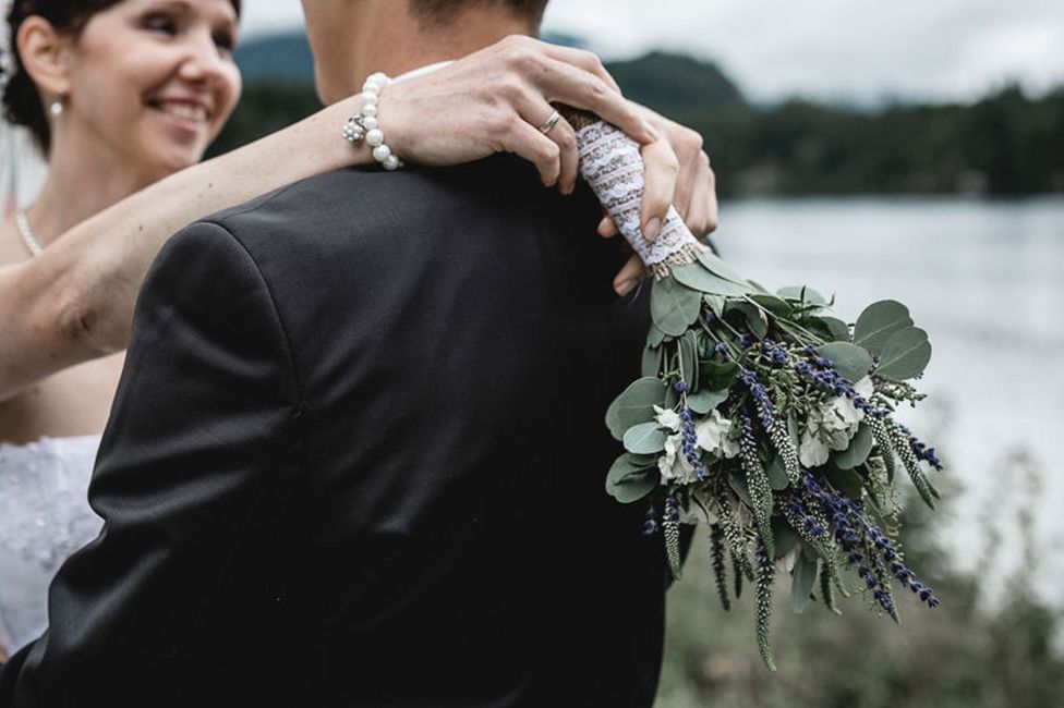 Kleidung,Hand,Pflanze,Blume,Mode,Kleid,Flash-Fotografie,Hochzeitskleid,Geste,Brautkleidung,