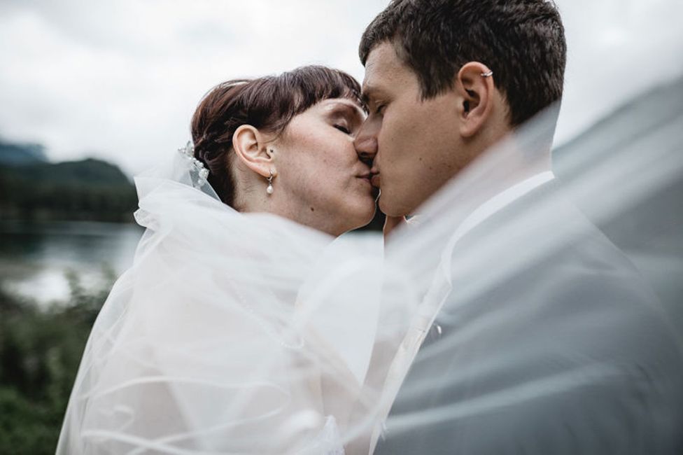 Hochzeitskleid, Braut, Kuss, Blitzlichtfotografie, Glücklich, Kleid, Geste, Himmel, Menschen in der Natur, Ereignis,