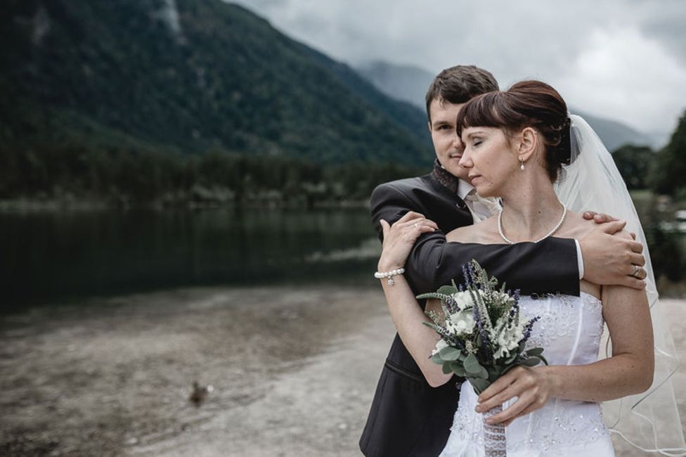 Blume, Pflanze, Wolke, Hochzeitskleid, Himmel, Braut, Blitzlichtfotografie, Menschen in der Natur, Kleid, glücklich,