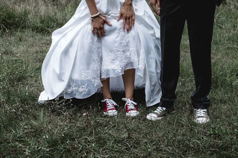 Hand,Schuh,Hochzeitskleid,Pflanze,Braut,Brautkleidung,Menschen in der Natur,Kleid,Shorts,Glücklich,