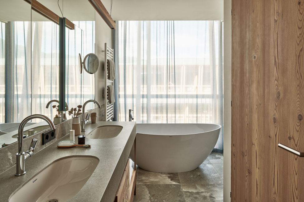 Wasserhahn,Sanitärarmatur,Grundstück,Badewanne,Waschbecken,Gebäude,Holz,Badezimmer,Innenarchitektur,Pflanze,
