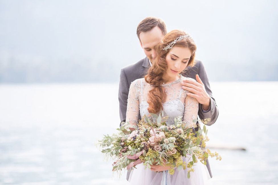 Blume, Braut, Pflanze, Menschen in der Natur, Hochzeitskleid, Kleid, Sonnenbrille, Blitzlichtfotografie, Glücklich, Blütenblatt,