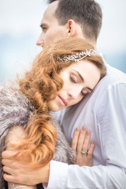 Hand, Frisur, Schulter, Hals, Glücklich, Geste, Blitzlichtfotografie, Menschen in der Natur, Pelzkleidung, Straßenmode,